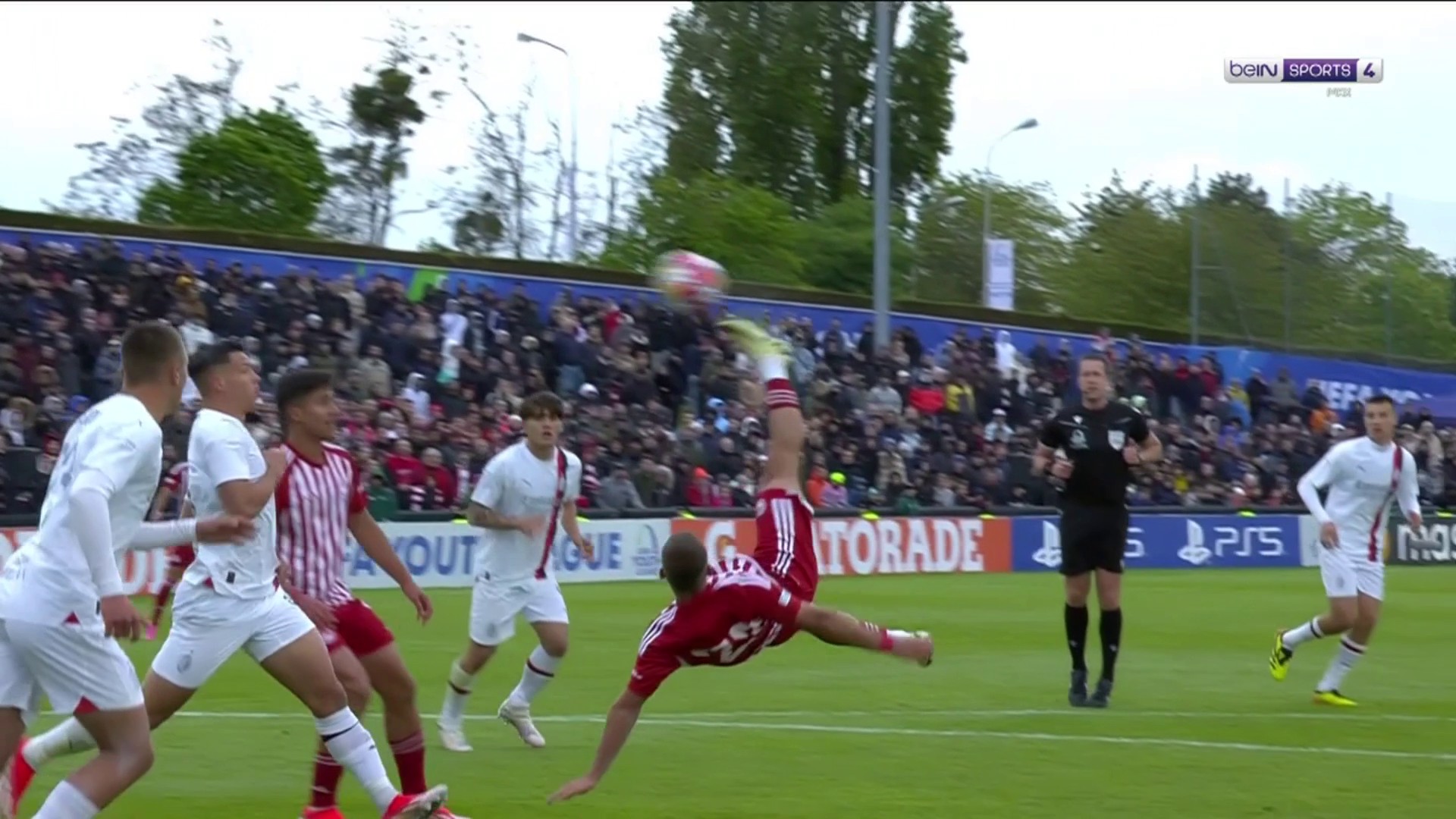 Youth League : Le but venu d'ailleurs de l'Olympiacos qui mène 3-0 face à l'AC Milan dans la finale de Youth League !