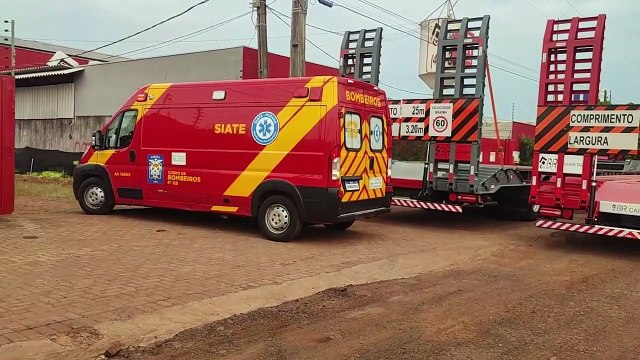 Idoso é socorrido pelo Siate com fratura no braço após cair de 2 metros de altura