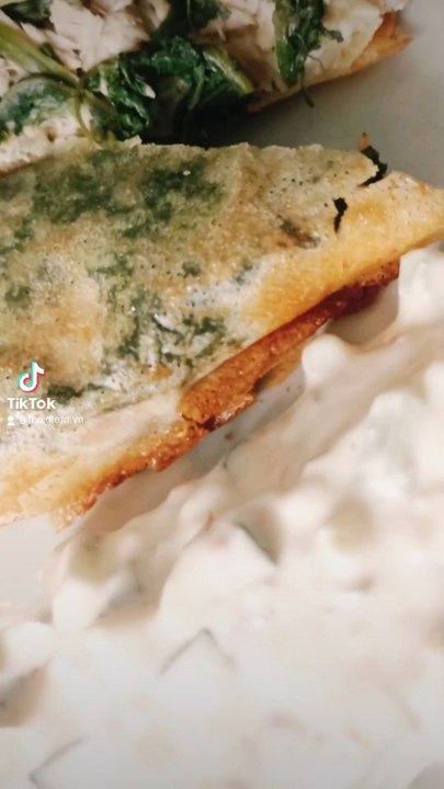 brick épinards, chèvre,sauce skyr oignon rouge