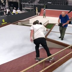 Aveugle et skateur, Dan Mancina effectue un superbe 50-50 grind !