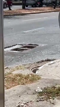 Si circulas por la Calzada Lázaro Cárdenas, ten cuidado con estos dos registros abiertos