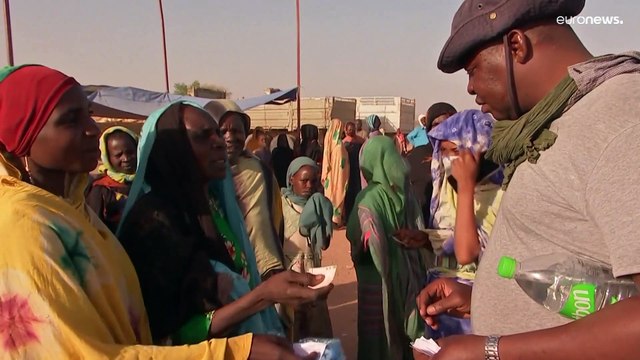 شاهد: لاجئون سودانيون يتدافعون للحصول على حصص غذائية في تشاد