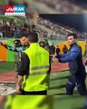 Le gardien international Hossein Hosseini a été suspendu un match par la Fédération iranienne de football pour avoir enlacé une supportrice lors d'un match de championnat