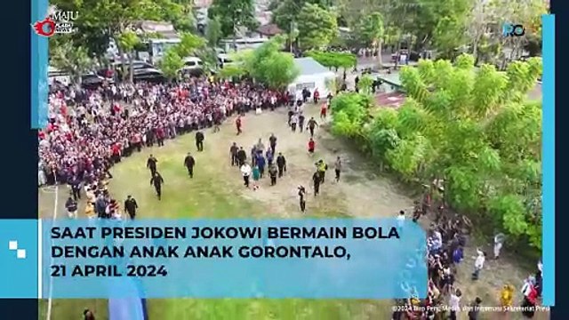 TOP! Presiden Jokowi Bermain Bola dengan Anak-Anak Gorontalo, Warga Antusias