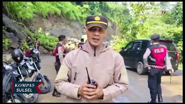Longsor Tutup Akses Jalan Penghubung Antar Daerah