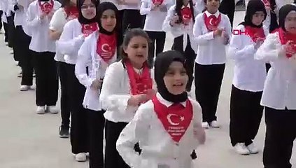 100. yılda 100 öğrenciden işaret dili ile 23 Nisan kutlaması