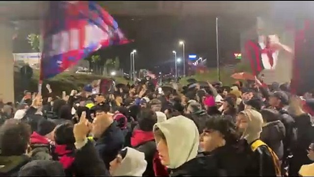 I tifosi impazziti di gioia abbracciano il Bologna a Casteldebole al ritorno da Roma: video