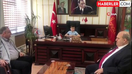Büyüyünce kaymakam olmak isteyen minik Emir, koltuğa erken oturdu
