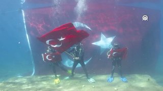 Fethiye'de dalgıçlar 23 Nisan'ı türk bayrağı açarak kutladı