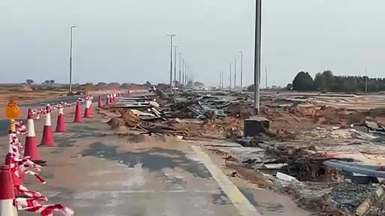 Emirate: Straßen nach Überschwemmungen unbefahrbar