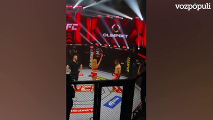 Luchador iraní da una patada a la chica por su vestimenta