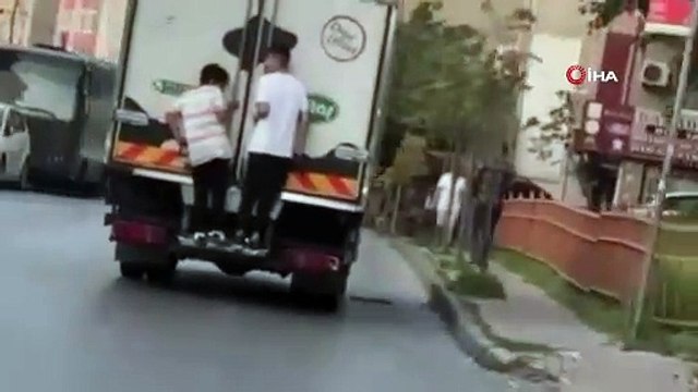 Canlarını hiçe saydılar! Trafikte tehlikeli yolculuk kamerada