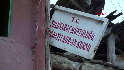 Depremde kuran kursunun sıvaları dökülünce, 1895 yılında yapıldığı belirlenen çeşme ortaya çıktı