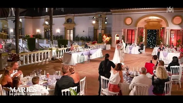 Alice et Florian (Mariés au premier regard) dansent ensemble pendant leur repas de mariage
