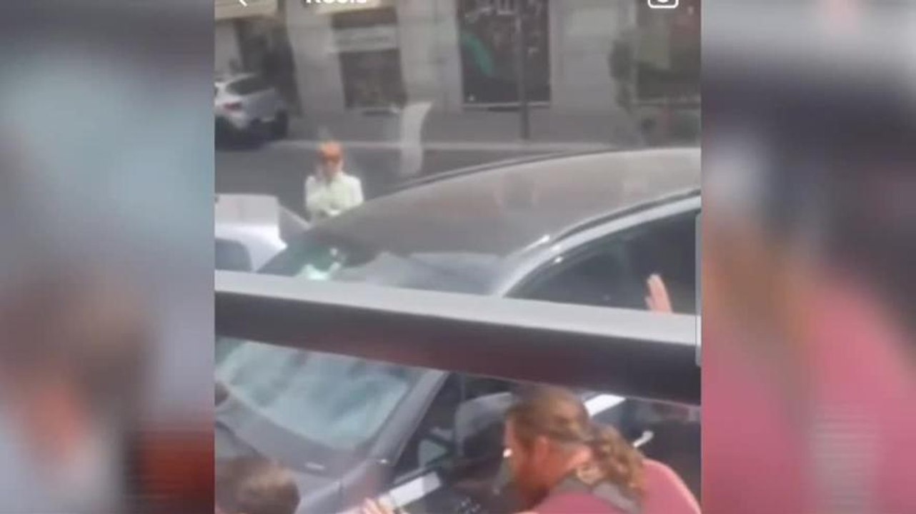 L'auto parcheggiata male blocca il tram: ecco cosa fanno i passeggeri