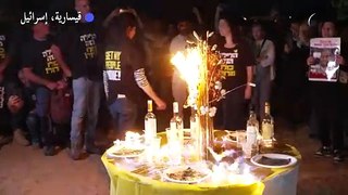 محتجون يحرقون مائدة فصحية رمزية أمام منزل نتانياهو