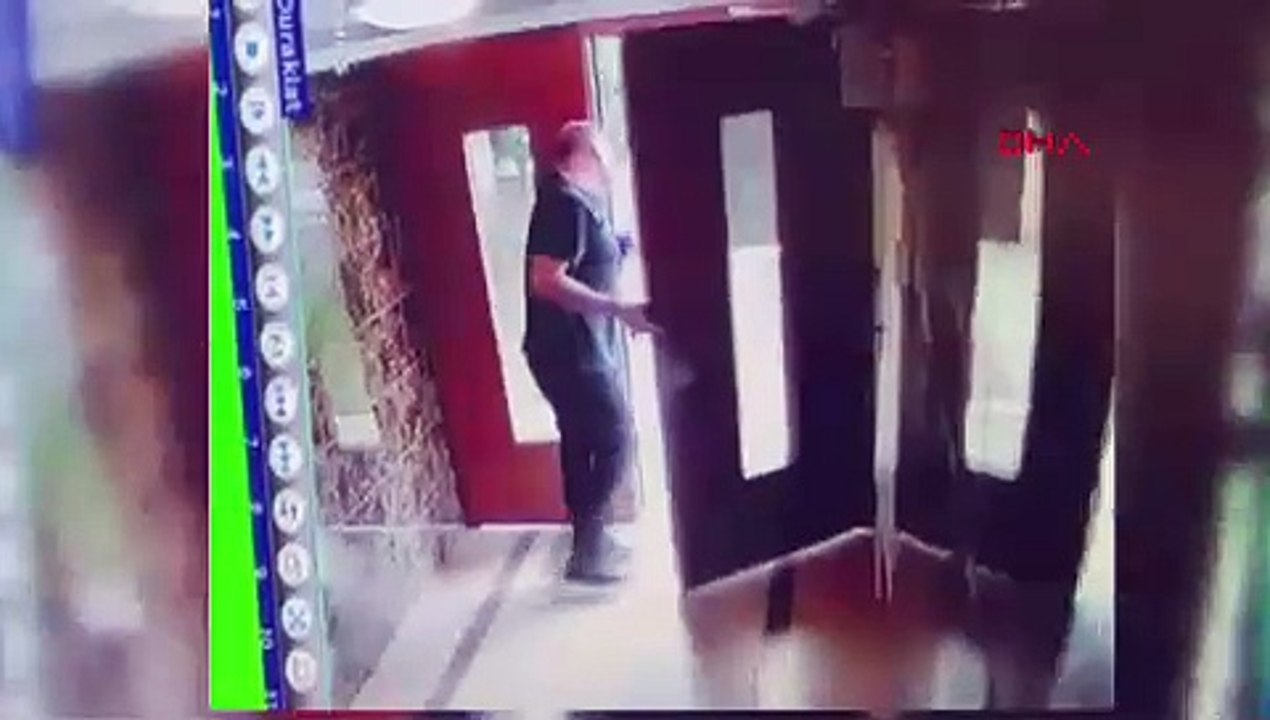 İstanbul'da şoke eden olay: Kendi kendine çatışan adam kamerada
