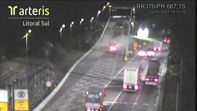 Dois caminhões entram em área de escape da BR-376 em 30 segundos