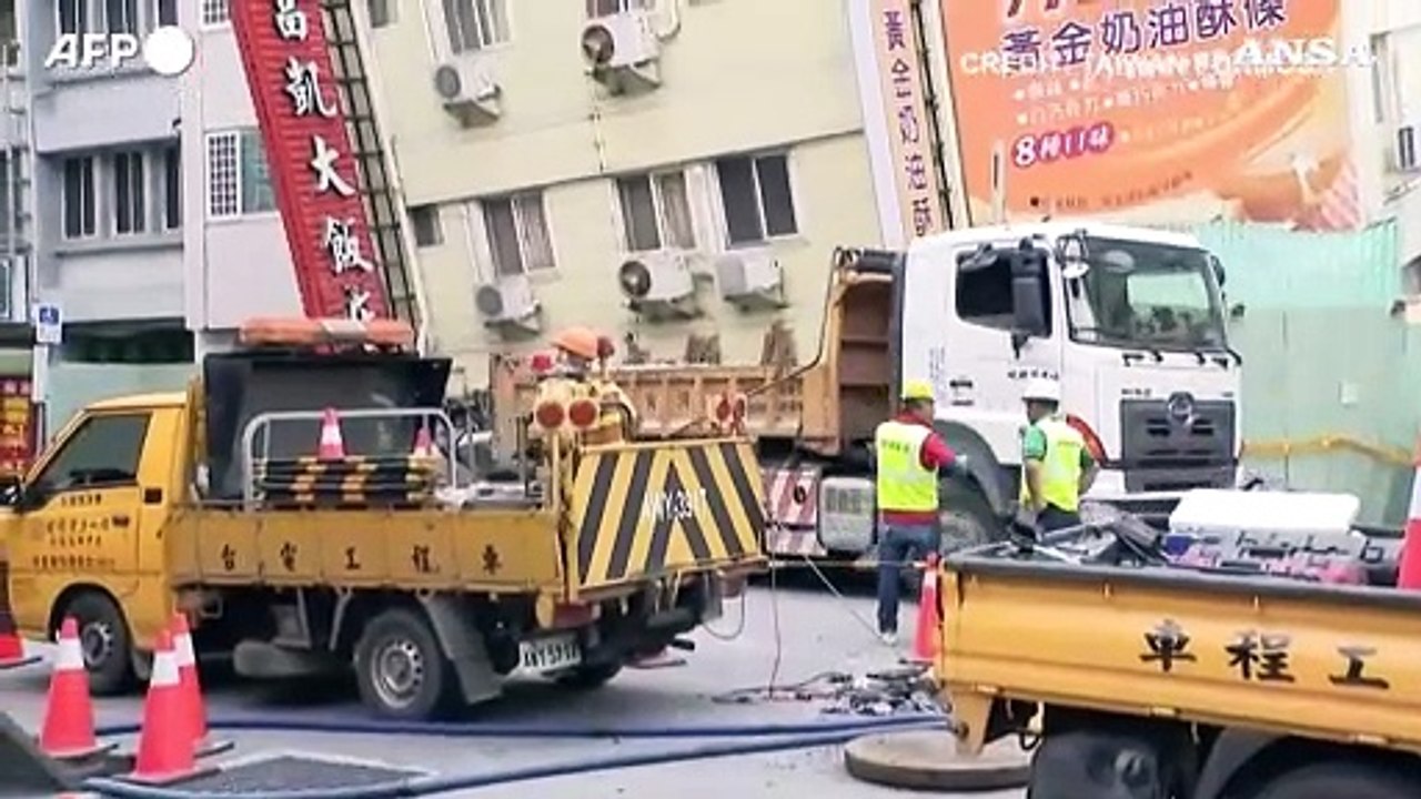 Trema la terra a Taiwan, operai al lavoro fra detriti ed edifici danneggiati