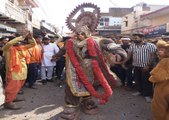 शोभायात्रा में बाहुबली हनुमानजी के दर्शन करने उमड़े भक्त,  देखते रहे एकटक....देखें वीडियो