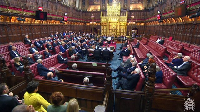 Parlamento britânico aprova lei para expulsar imigrantes ilegais para Ruanda