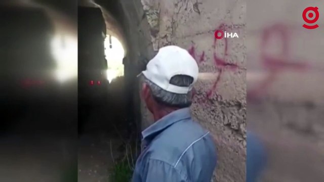 Şoför yüksekliği hesap edemedi, beton mikseri köprüye sıkıştı