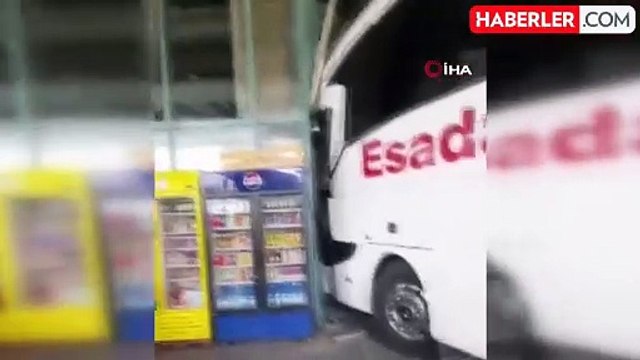 İzmir'de freni boşalan otobüs yolcu bekleme alanına çarptı