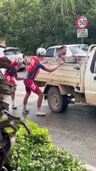 Cumhurbaşkanlığı Bisiklet Turu’nda yarışmacılar, yolda kalan araca yarım etti!