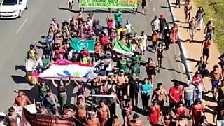 Indígenas marcham no Acampamento Terra Livre