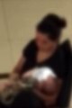 Babá é presa após ser flagrada agredindo bebê de quatro meses