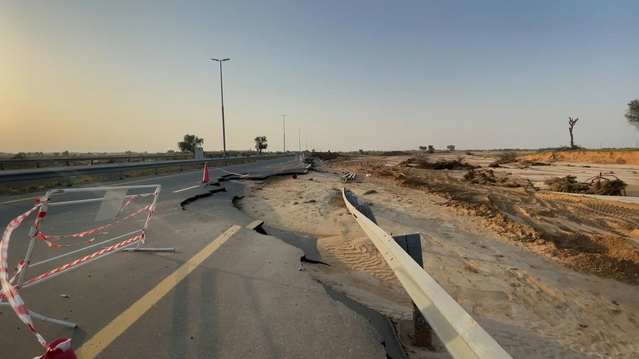 Emirate: Straßen nach Überschwemmungen unbefahrbar