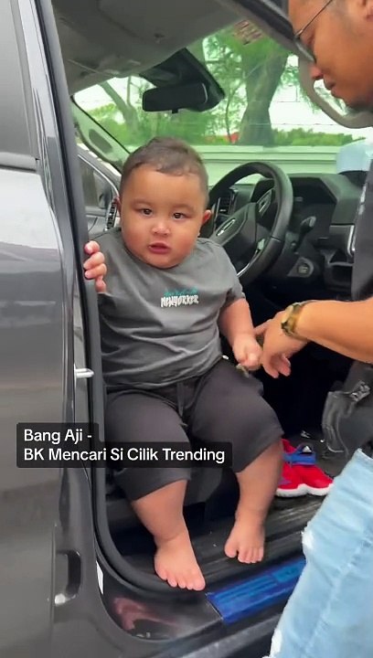 Tengoklah siapa yang datang ke studio Bintang Kecil last week.. Memang Bang Aji buat semua orang geram.   Nantikan eksklusif bersama Aniq atau dikenali sebagai Bang Aji di Channel Bintang Kecil.