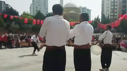 23 Nisan kutlamalarında zurnacının bayılma anı kamerada