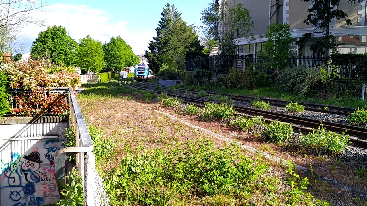 TER 873235 passe le viaduc de Royat, direction Durtol et Volvic, le dimanche 21.04.2024. Ligne 711000. X 73683.