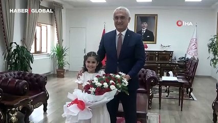 Minik valinin ilk isteği herkesi kahkahalara boğdu