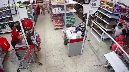 Momento de terror vivió una cajera que fue herida e intimidada con arma blanca en una tienda en Tolima
