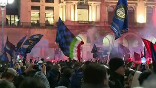 Les supporters fêtent la victoire de l'Inter Milan, sacré champion d'Italie pour la 20e fois