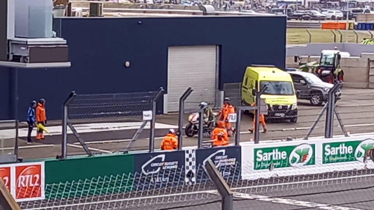 La Metiss à l'entrée des stands, 24 heures motos, 21/04/2024 11:51