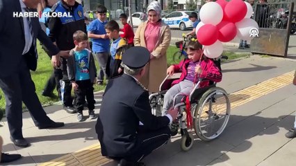 Engelli çocuklara emniyetten 23 Nisan hediyesi