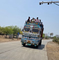 ट्रक में बैठे थे 180 बाराती, पुलिस ने बारातियों को थाने पर बैठाया