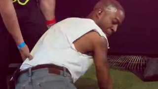 En plein concert à Coachella, le rappeur Kid Cudi saute de scène et se casse le pied