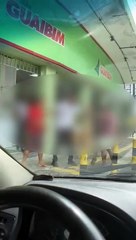VÍDEO: Motorista flagra homens 'quebrando o pau' em meio à Calçada, em Salvador