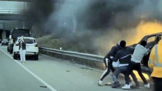 Héros du jours, des conducteurs sauvent un homme coincé dans sa voiture en feu