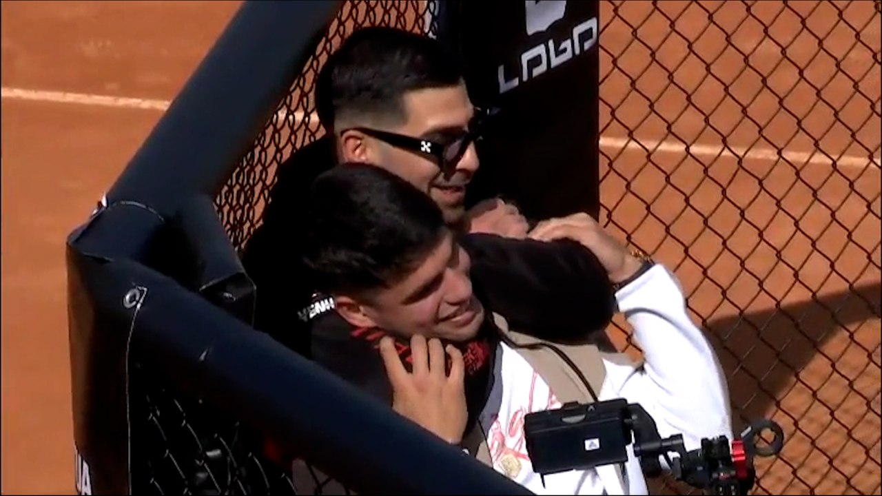 Alcaraz y Topuria luchan en el ring del Mutua Madrid Open de tenis