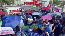 Cientos de maestros se movilizan frente al Ministerio de Educación