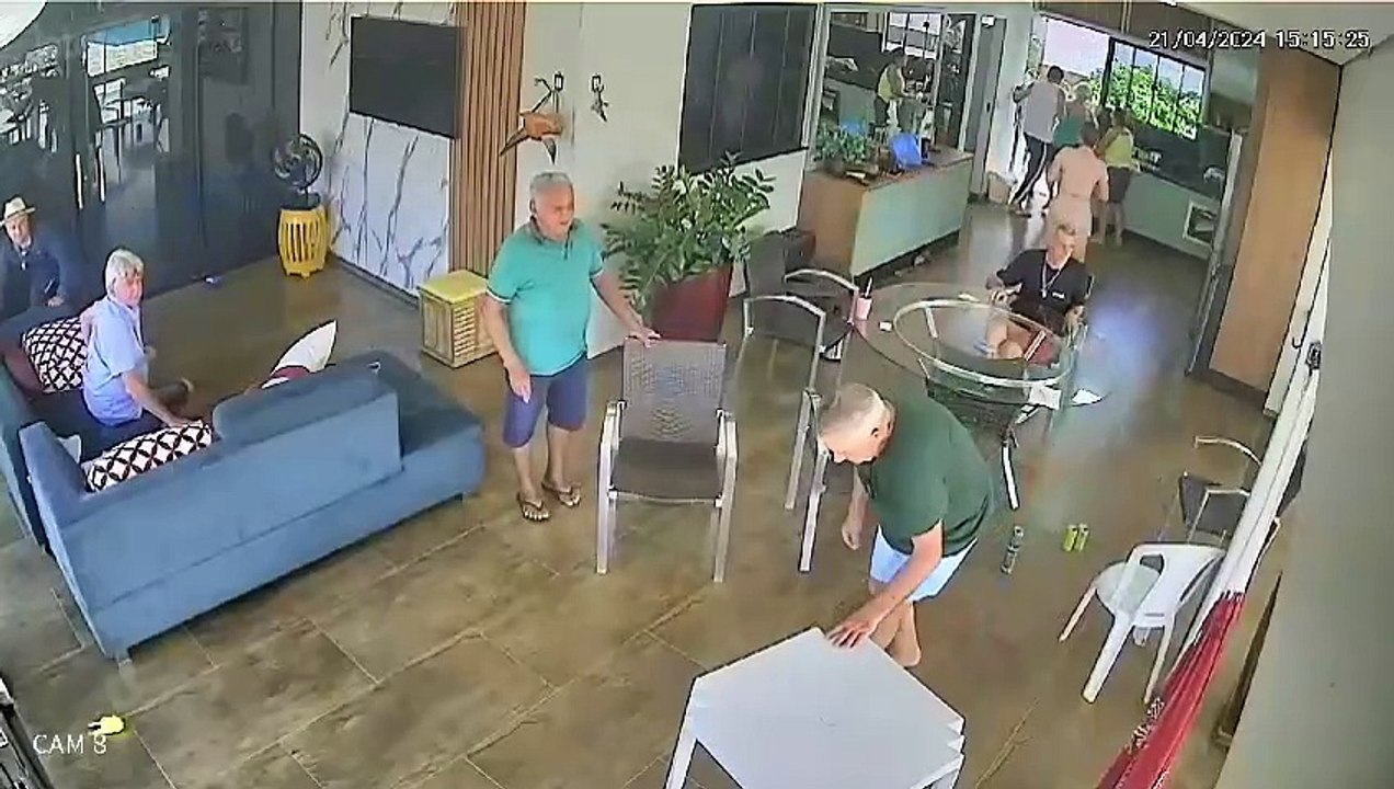 Momento que mulher entra na casa dos idosos