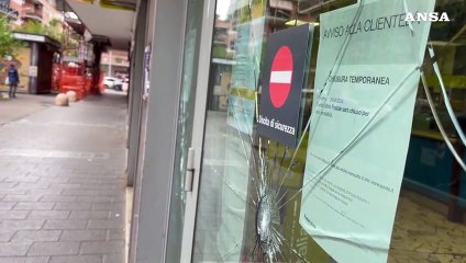 Blitz degli anarchici a Roma, vandalizzati cassonetti e banche