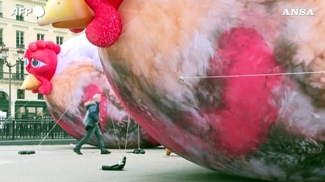 A Parigi polli giganti contro gli allevamenti intensivi