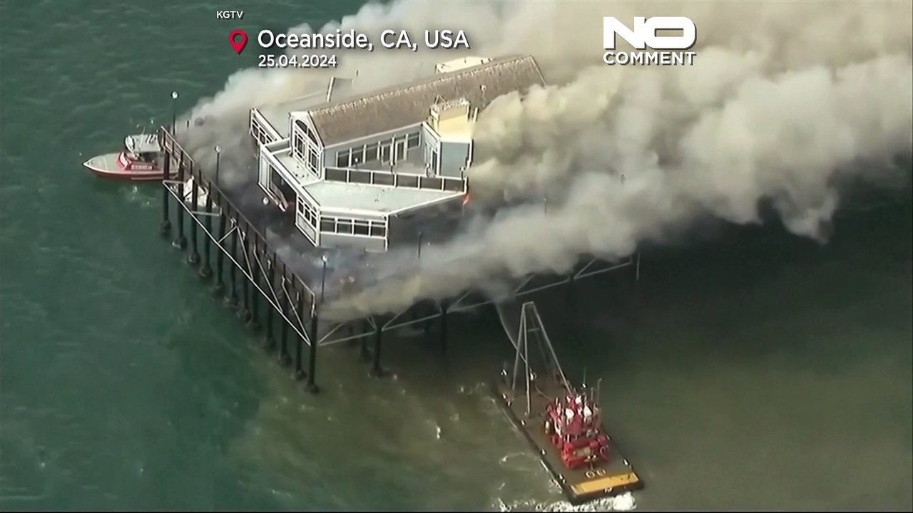 Kalifornien: Oceanside Pier in San Diego Flammen