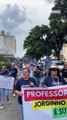 Professores em greve fazem manifestação em Itajaí